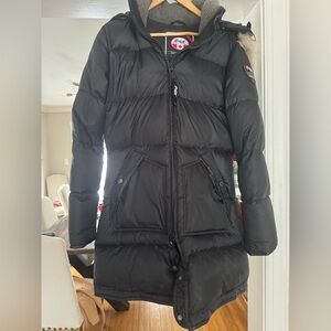 Pajar down women’s coat fully lined with fur hood removable.